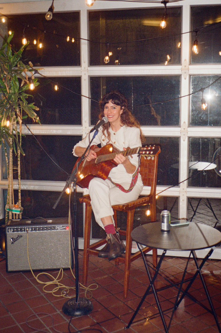 Tini Vessel performing live