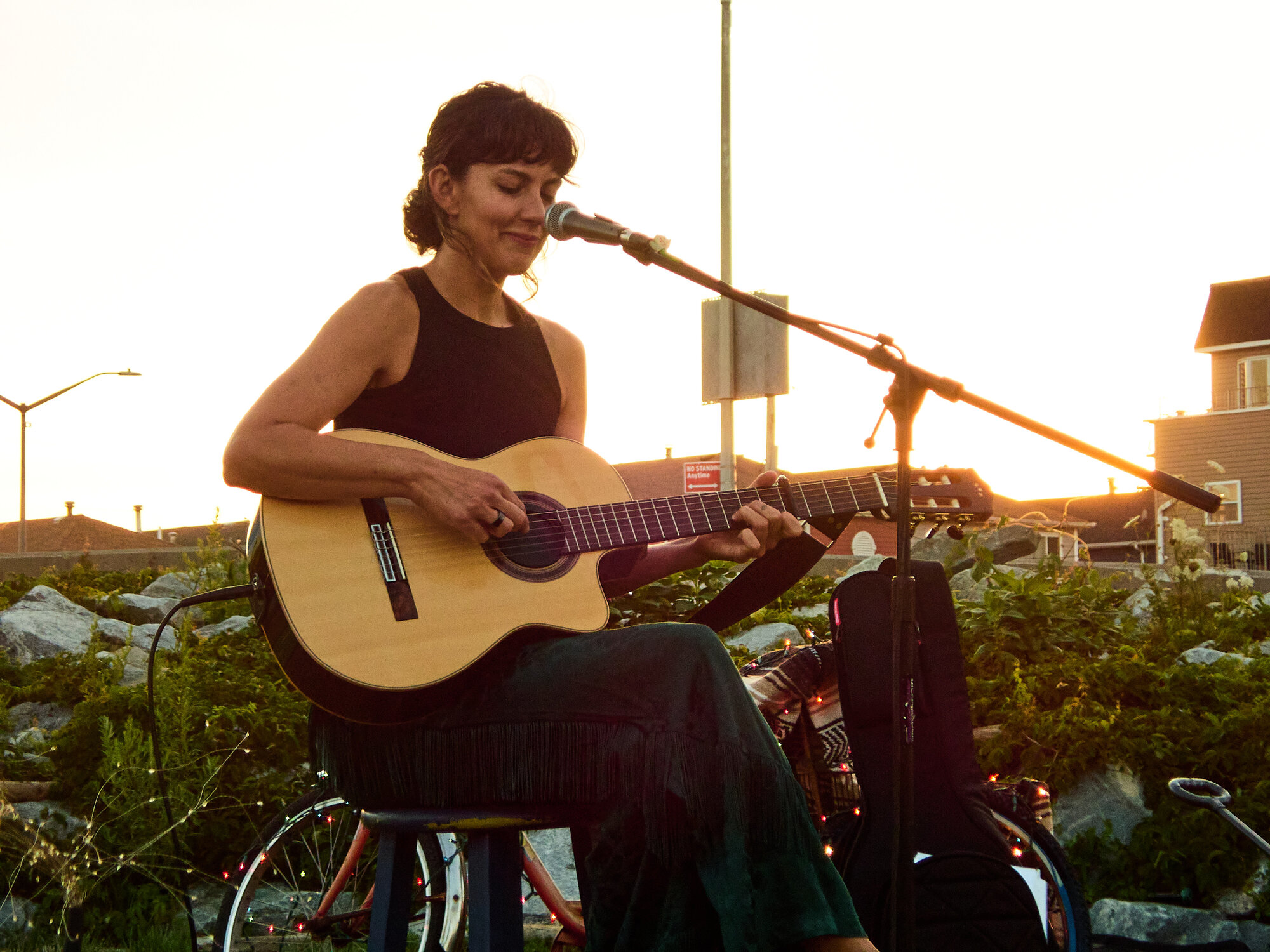 Tini Vessel performing live